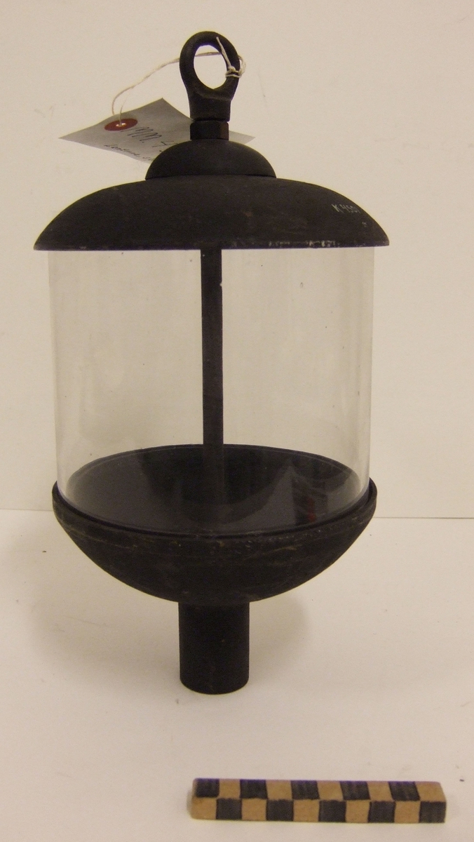 Signallanterna för elström. Den är cylindrisk och av mässing med kupa av glas. Glaset infattat i botten och topp i gjutna skålar av mässing. Botten försedd med invändigt gängad hals för avhåll samt för införande av elkabel till tre stycken gängade lamphållare i lanternan. Toppen försedd med fast ring för upphängning.