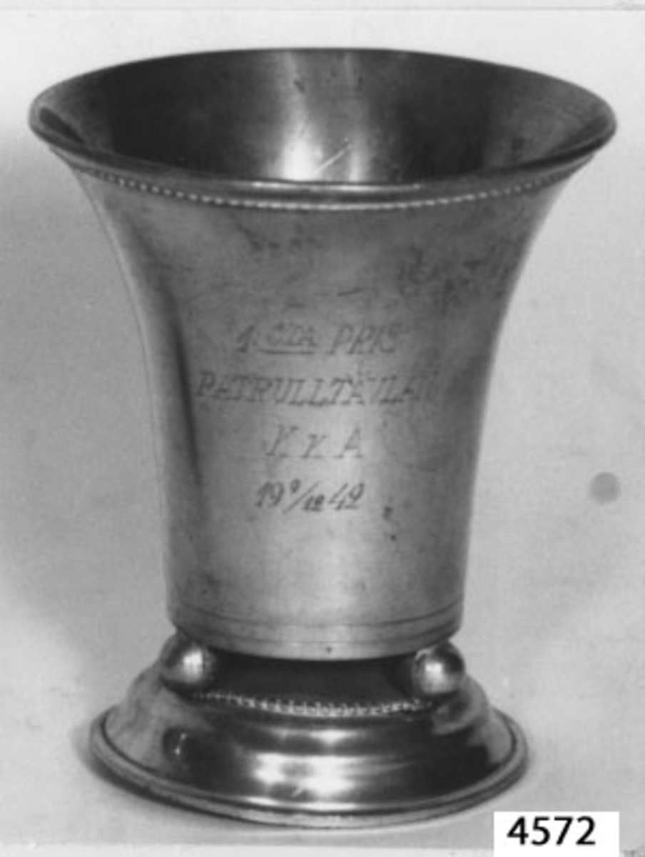 Pokal av tenn. Utgörande pris i patrulltävlan.
På pokalen ingraverat: 1sta Pris Patrulltävlan KKA 19 9/12 42.