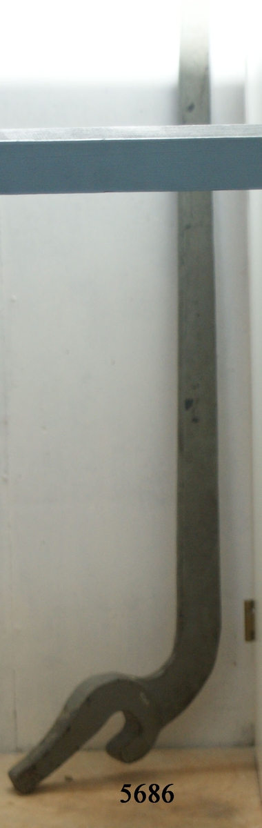 Backspak, gråmålad, kloformad i ena änden. Till kanonbåten Skulds propellerångmaskin.