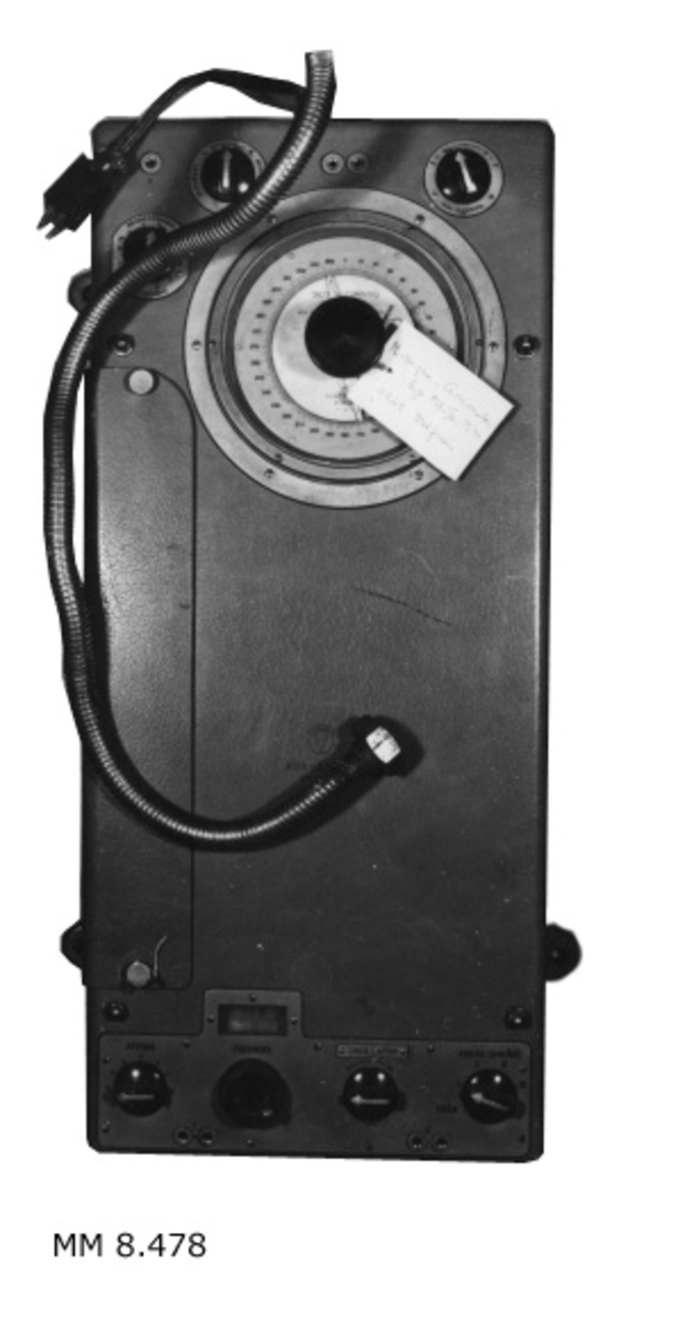 Inom hölje av lättmetall. På framsidan en skala, täckt av plexiglas och graderad från 0 till 360 grader. Ovanför denna tre rattar för sidobestämning, grovpejl och en med beteckningen: min. skärpning, tre jack för inkoppling, märkta: A, S1 och S2. Nederst på framsidan rattar för styrka, frekvens, frekvensområde, oscillator samt fyra jack för inkoppling, märkta T och H. På översidan kabelintag. Skalan märkt: Sidobestämning. Rätt sida ^. Min. förflyttning motsols. Apparaten gråmålad. Märkning: AGA-BALTIC tockholm Typ PG III 107.