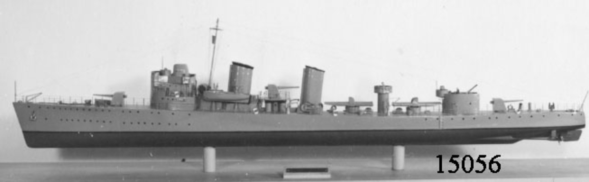 Fartygsmodell av jagaren Stockholm. Fartyget målat i grått och rött, plattan ofärgad.