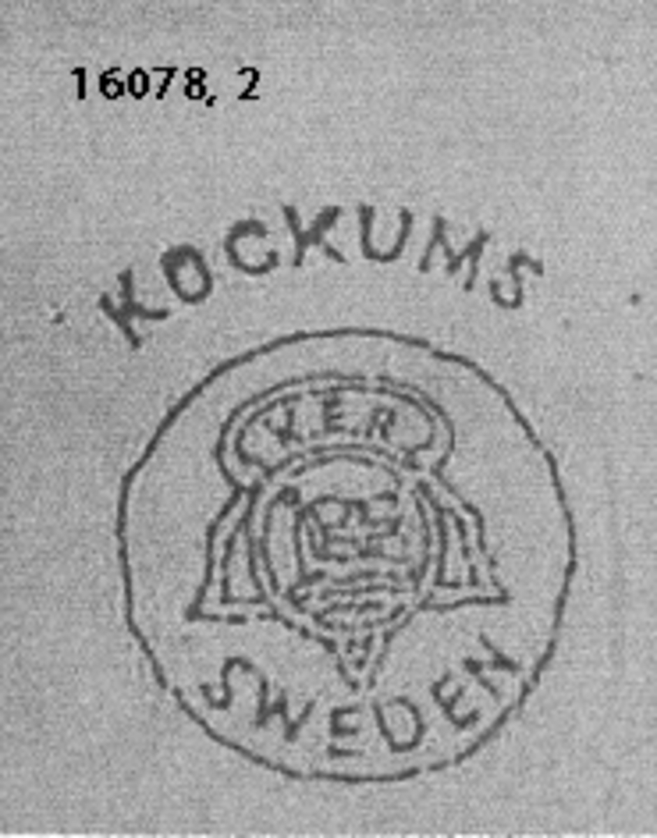 Rondskål i plåt, emaljerad, njurformad i vitt med blå rundad kant. Märkt i botten: KOCKUMS (se bild).