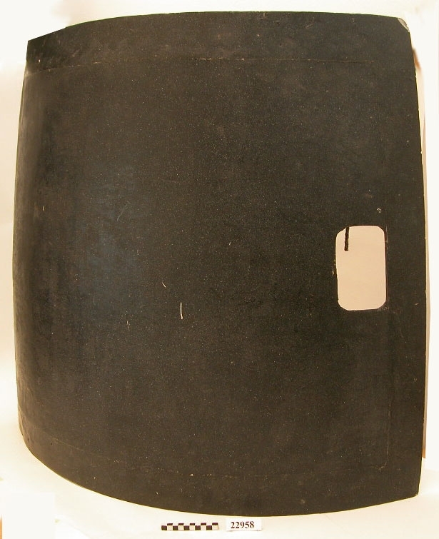 n välvd lucka i svartmålad plast fäst vid en ram av runda lättmetallrör. Ett hål med dimensionen 145mm*100mm tjänar som handtag i överkanten då luckan skall fällas ner så att den hamnar i ett läge vinkelrätt ut från skrovet.
På luckans insida finns förstärkningar i form av åtta stycken 40mm breda påklistrade band. Ramen är fäst med 25 st metallklammrar som popnitats i luckans plast. Ramens nedre rör har i för- och akterkant hål för bultar som tjänar som gångjärn. På insidan är luckan i sin nedre del försedd med två fastsatta frigolitstycken med dimensionerna 320*65 mm som stötdämpning. På ramens överkant finns en påsvetsad läpp som kan fästa i en låsanordning i farkosten.
Luckan är - liksom resten av farkosten- målad i matt svart färg för att inte reflektera ljuset i undervattensläge.