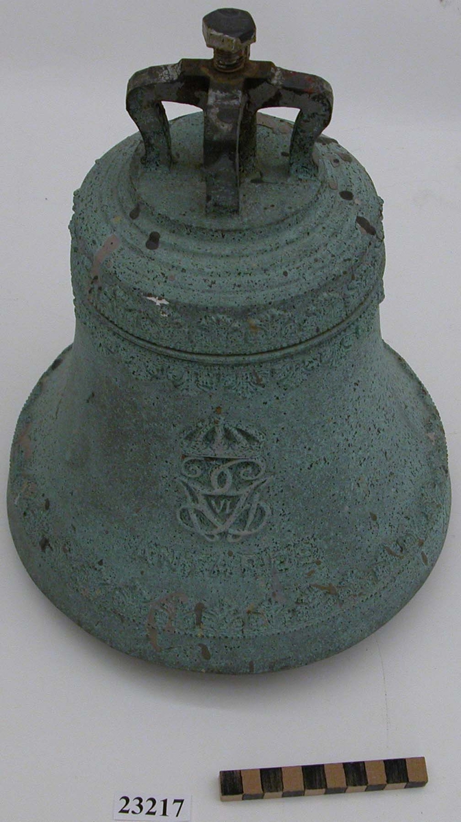 Skeppsklocka i malm. Texten "ANTARES" gjuten i relief.