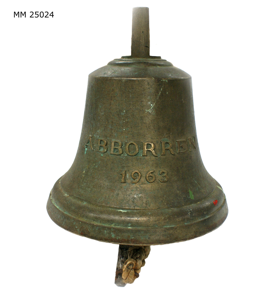 Skeppsklocka av brons. Märkt i relief "Aborren 1963". Lapp med märkning "SSS ÖrlbV 380". Något ärgad samt färgstänk i rött och grönt. Svartmålad kläpp av järn, rostig, troligen sekundär. Fockerdrevsudd något sliten.