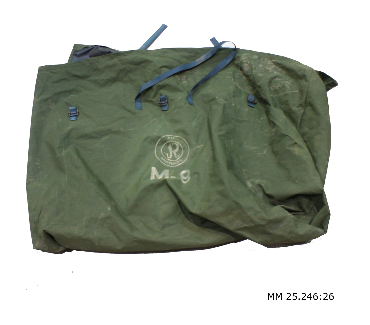 Grön packväska till gummibåt. Märkt med text "M-9" samt logotype med text "RIS Sportnautika".