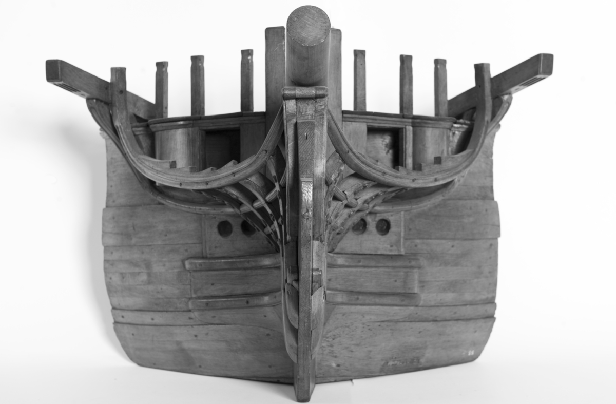 Förskepp av linjeskepp med galjon och del av bogspröt, Å galjonskorgen skulpturer av pastellage. Försedd med märla för väggupphängning.