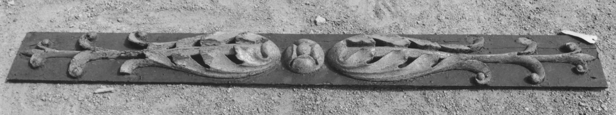 Pilaster till EUGENIES akterspegel. Skulpterade gulmålade blommor på underliggande förgyllning, monterade på plan av svartmålat trä.