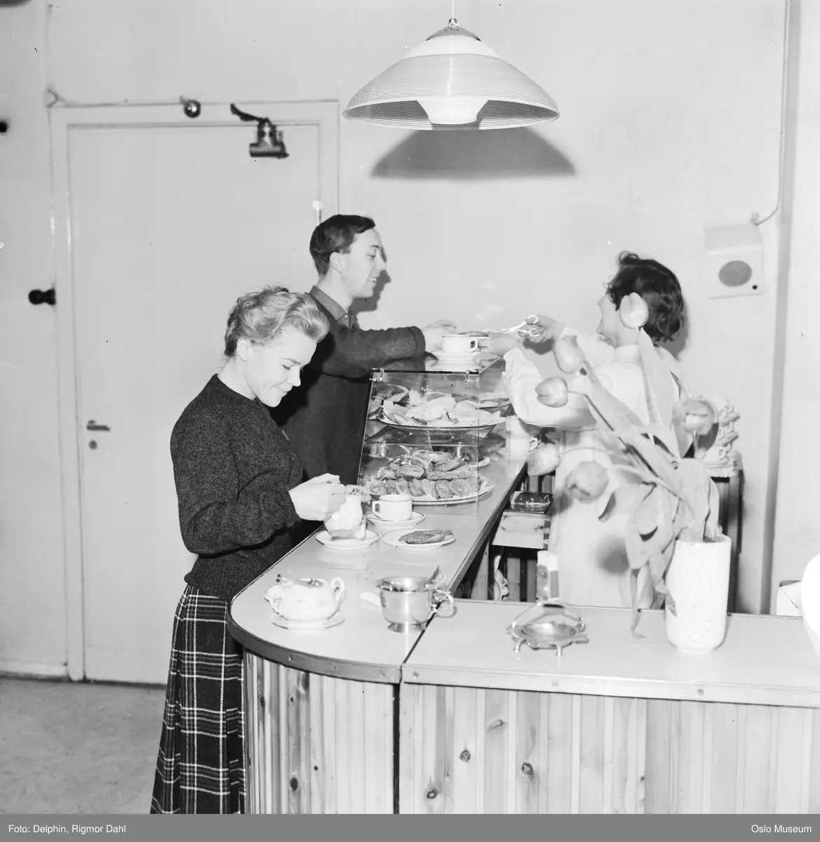 Folketeatret, interiør, kantine, mann, kvinne, skuespillere, serveringsdisk, ekspeditrise