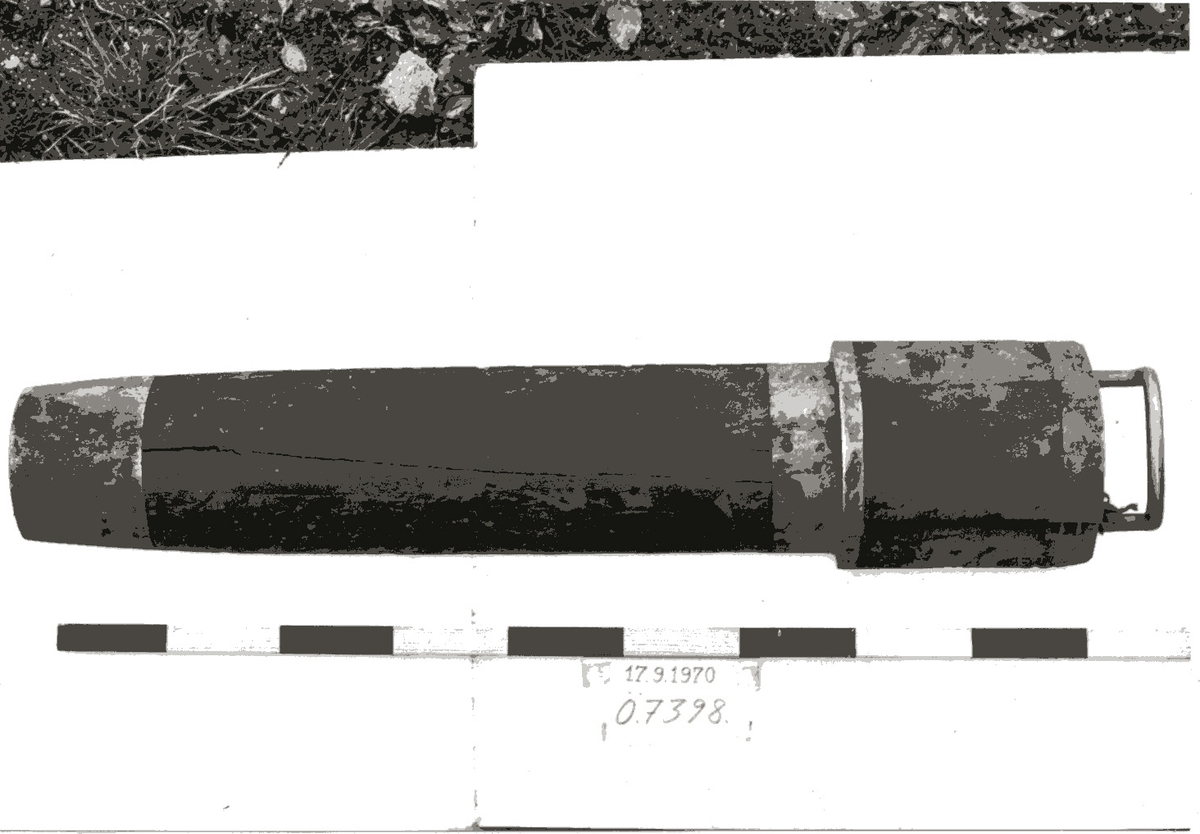 Laddbrygga till 15 cm k. M/ 1883.
Ek, sektor av en cylinder, mässings-
beslagen. Stämplad:?Skagul?. Textlapp:
?Från Skagul i sept. 1915.?

Längd: 1000 mm
Diam:   200 mm


Artilleriammunitionsuppbörden, flottans
station, Stockholm 1931.