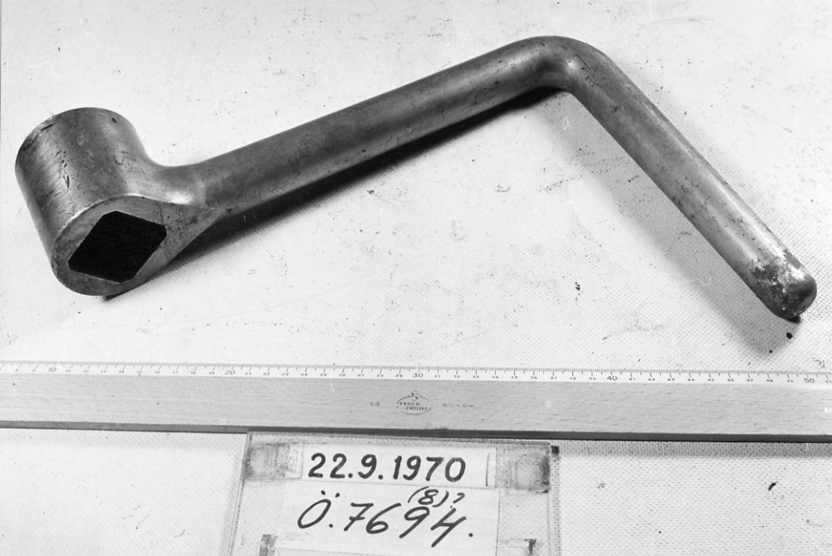 Vev, järn, för tillbordssättningsdrevet till
24 cm. k. M/1869. Vinkelböjd med hylsa med
4-kantigt hål för axeln. Märkt:?Gerda ?
samt ?4?.

Längd:  355 mm
Bredd: 245 mm

Modellkammaren i Stockholm 1922.
Tillh. 3.e. kl. pansarb. Gerdas 24 cm k.