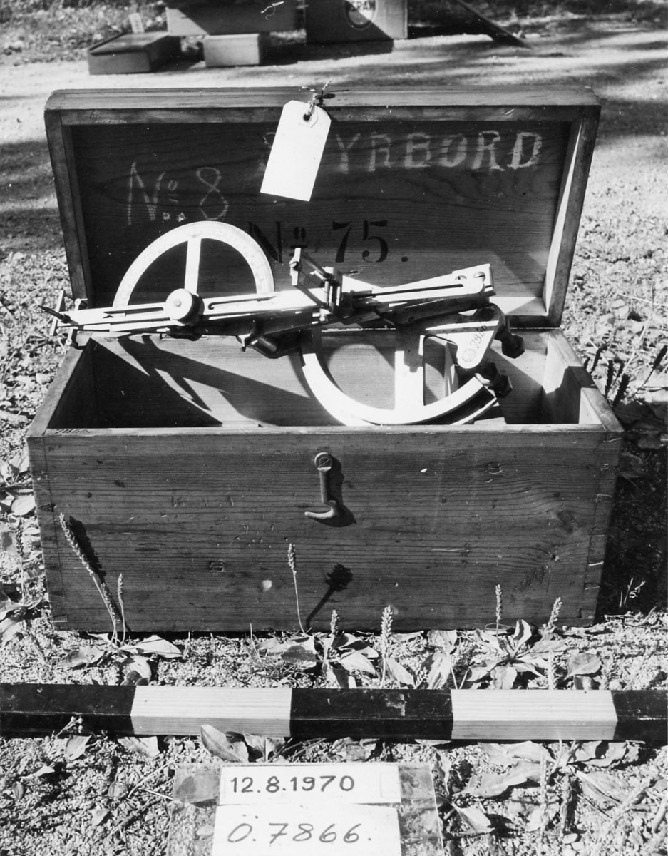 Torpedsikte,till 2:a kl. torpedbåtarna N:o 75
o 77, för 35 cms stäbtub, Chefssikte. Mässing,
stativ av graderad sektor, tillh. tre stycken
rörliga armar med fartskalor samt en rörlig
syftlinjal med tillhörande gradbåge. Omärkt.
Tillhörande låda, fernissad fur. Märkt: N:o 75.
Å locket mässingsplåt:"Agne".

Lådans storlek: 395 x 190 x 195 mm
Siktets längd: 340 mm
?        höjd: 143 mm

Modellkammaren i Stockholm 1922. Styrbordssiktet.