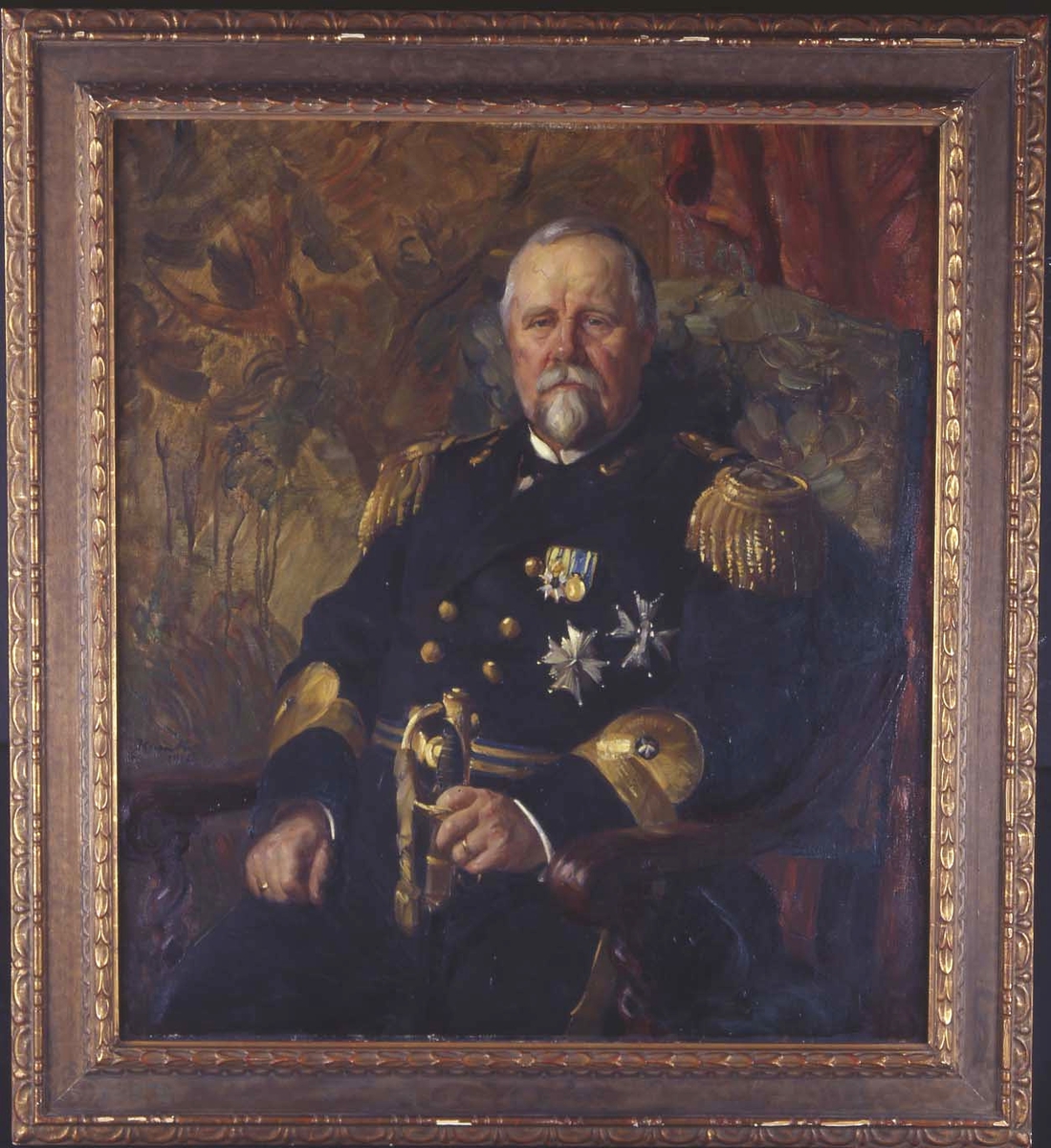 D U V Linder (1855 - 1924). Iklädd konteramirals uniform samt ankare på rockuppslagen.

Ram: Förgylld