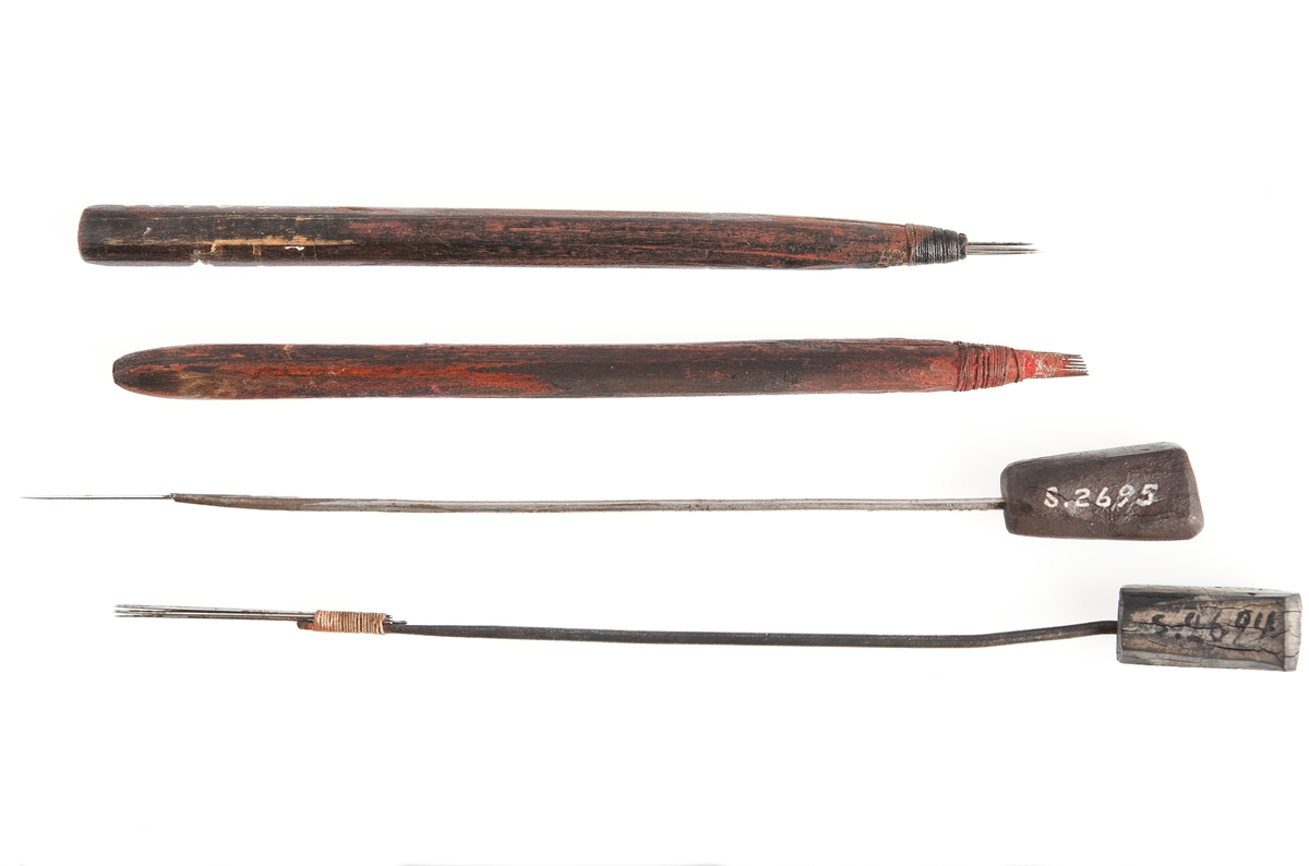Tatueringsverktyg, skuggnål. Tre stycken synålar fästade vid ett skaft av trä. Inkom till museet 1934.