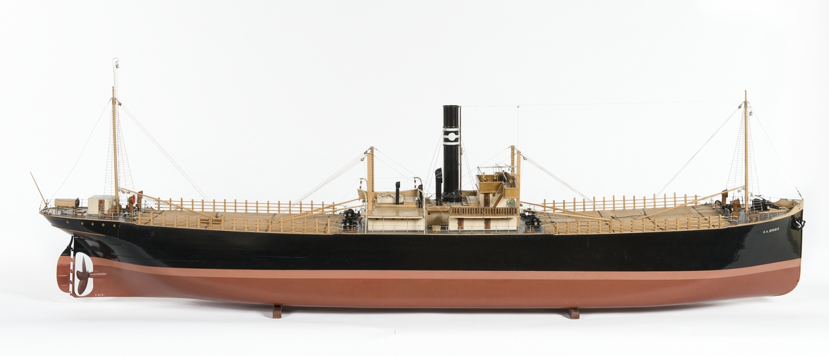 Fartygsmodell hel i block av trä och metall, s/s O. A. Brodin av Gefle, riggat med två master och fyra fyrkantiga pålmaster, vardera med lastbom, midskepps midskeppshus och kommandobrygga, på poopen däckshus, på för- och akterdäck vinterdäckslast av sågat virke försedd med stöttor och surrning, tre båtar i dävertar. Svartmålat skrov med rak stäv, röd bottenfärg. Svart skorsten med 3 vita ringar och vit cirkel.F