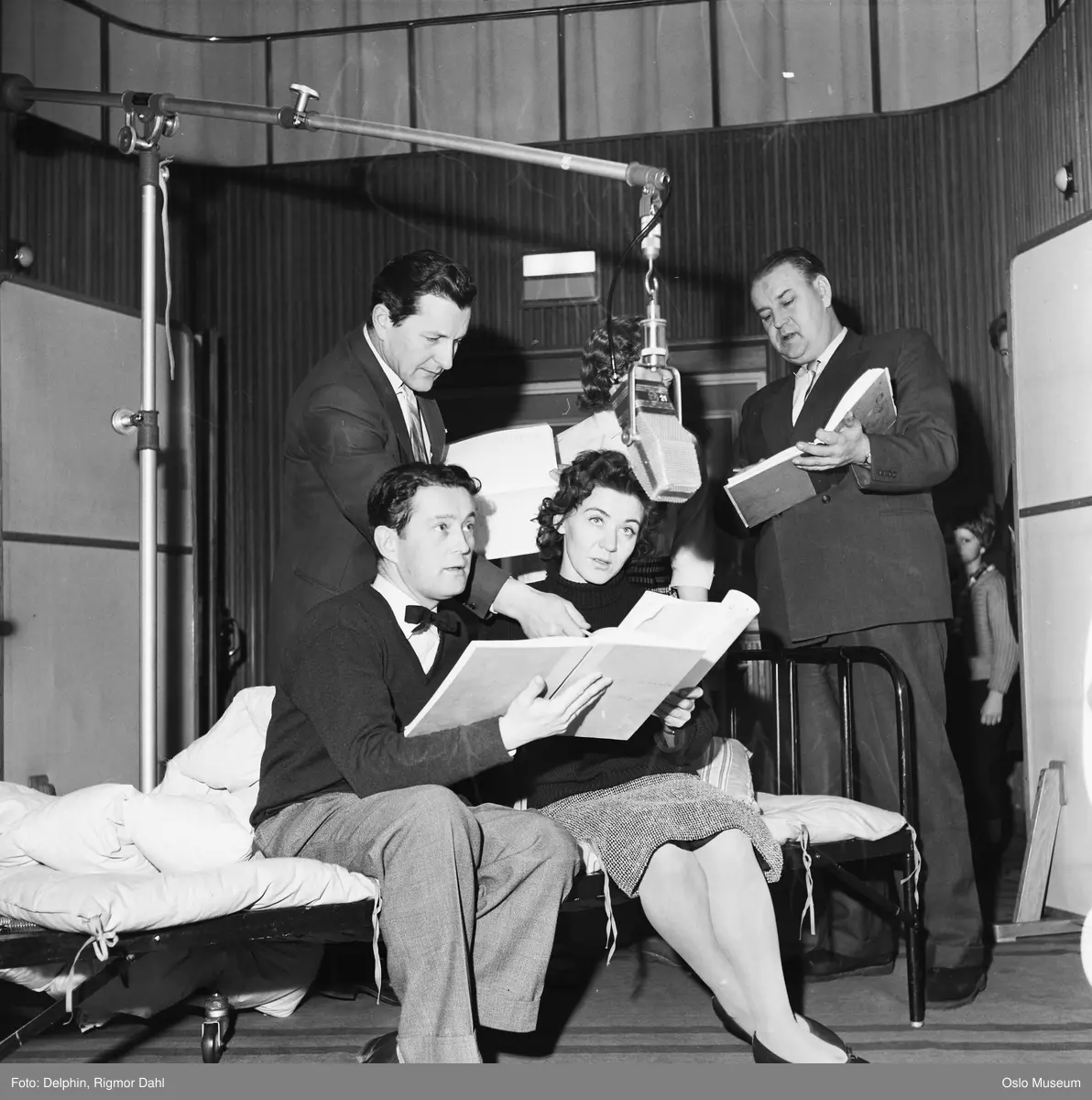 Norsk Rikskringkasting, NRK, radiohuset, interiør, Radioteatret, studio, skuespillere, rollehefter, mikrofoner, opptak