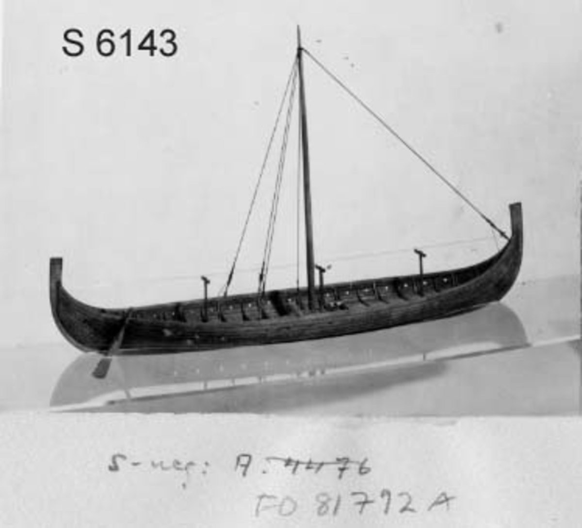 Fartygsmodell av oxelträ, rekonstruktion av Gokstadskeppet (utgrävt 1880), skepp från vikingatiden skrov utfört  av två halvor med limfog genom köl och stävar. Klamparna på borden pålimmade. Skrovet betsat i tjärfärg. Inredning: Durkar i för- och akterskepp. Mast med 2 par vant och förstag. 6 åror.
