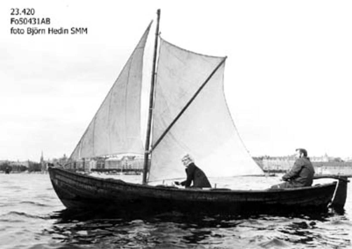 Västkustsnipa, spetsgattad, klinkbyggd i furu. Djupgående: 0,35 m. 
1 mast (längd 4 m)
1 spri (längd 3,75 m)
1 storsegel
1 fock
Seglen av bomull, tillverkade av mjölsäckar (ryska?)
1 segelsäck
1 par åror
3 par årtullar.