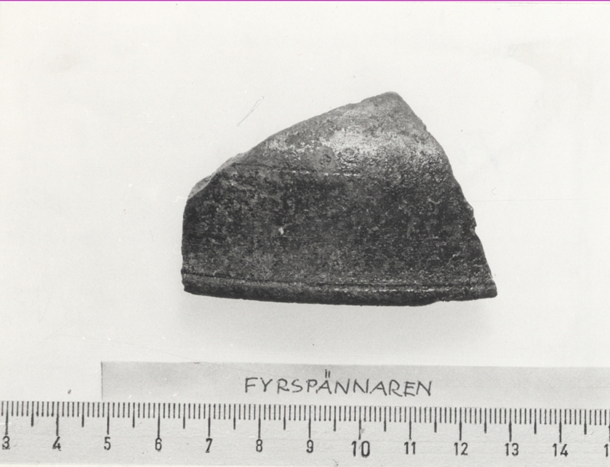 Kantfragment från kruka.