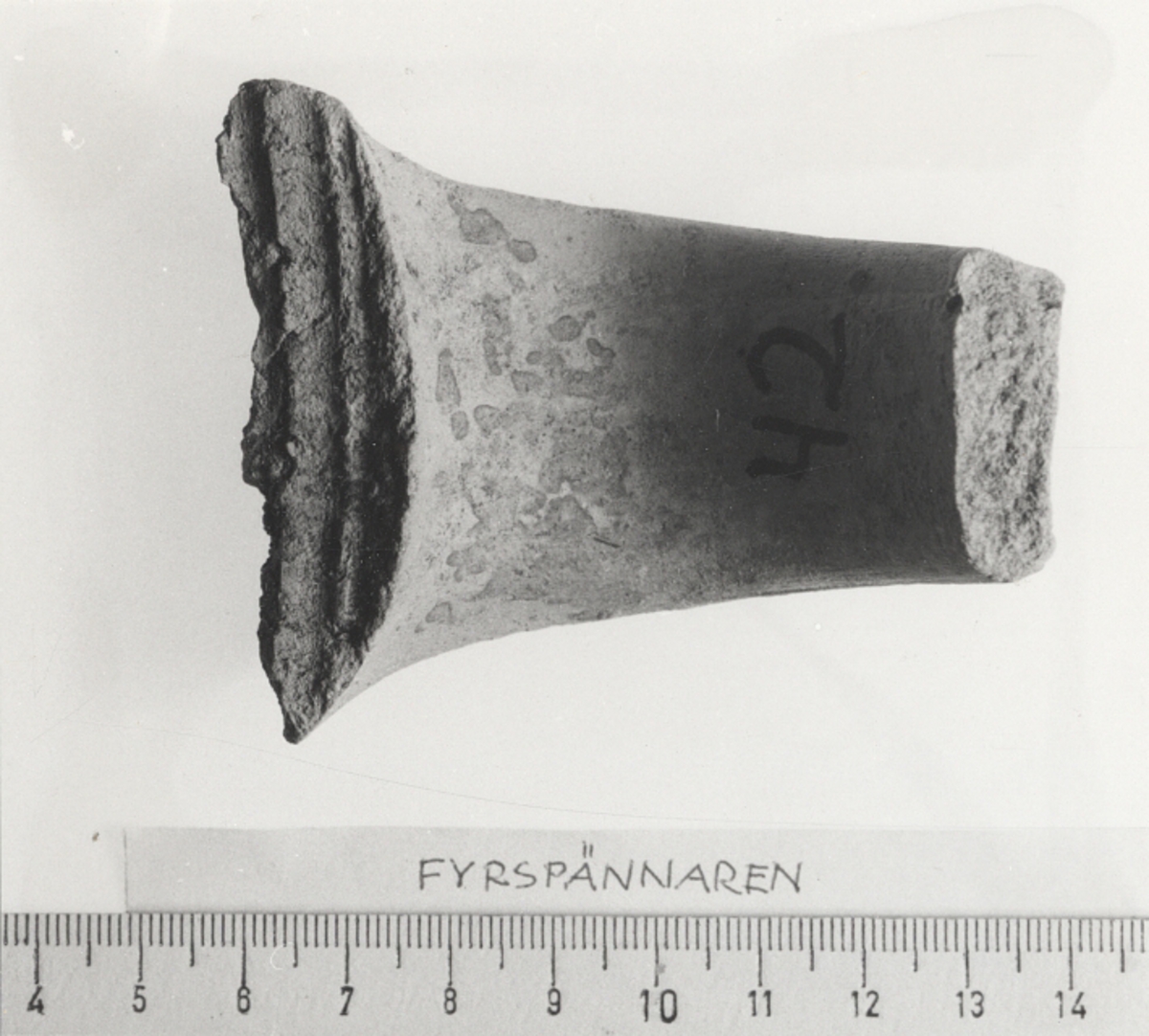 Kantfragment från kruka.