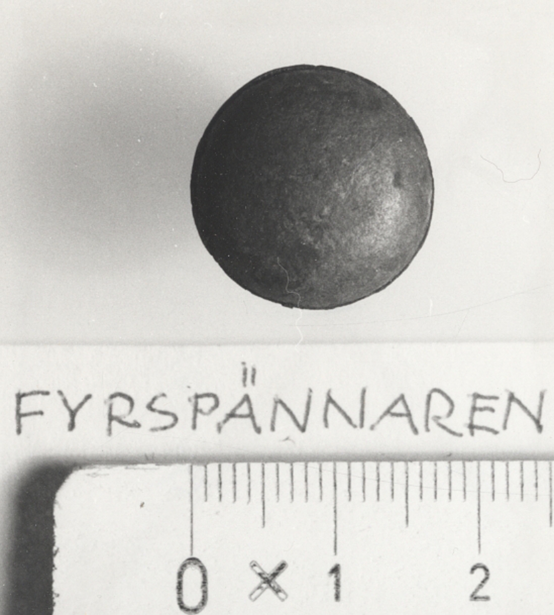 Ihålig, ögla lödd till underdel.Föremålets form: Överdel (konvex), underdel (konvex) x)