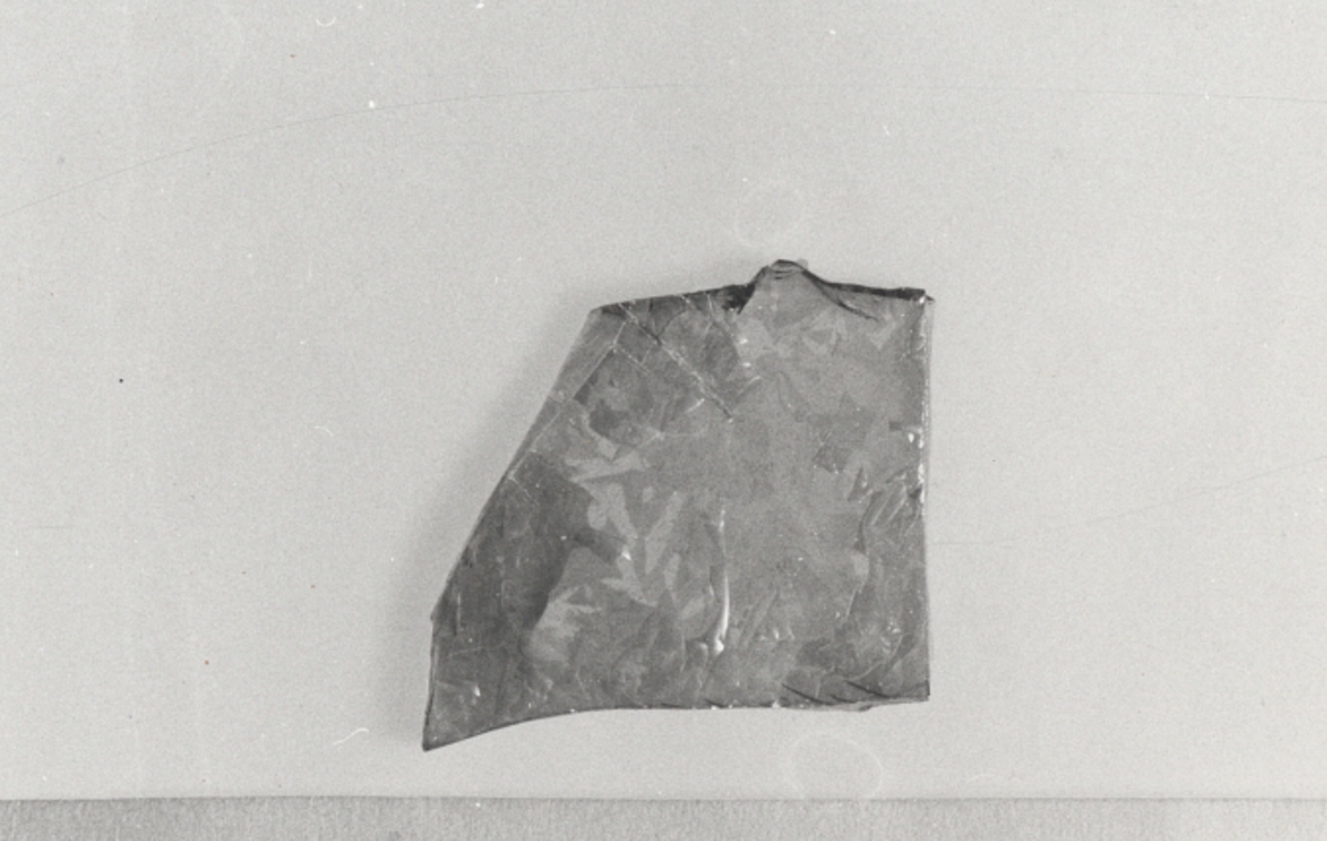 1/Fyndnummer: 34652 (7 skärvor)
2/       -"-           34929 (1 skärva)
3/       -"-           34888 (2 skärvor)
4/       -"-           25113 (1 skärva)
5/       -"-           34547 (3 skärvor)
6/       -"-           25137 (1 skärva)
7/       -"-           25137 (1 skärva)
8/       -"-           34952 (5 skärvor)Föremålets form: Skärvor