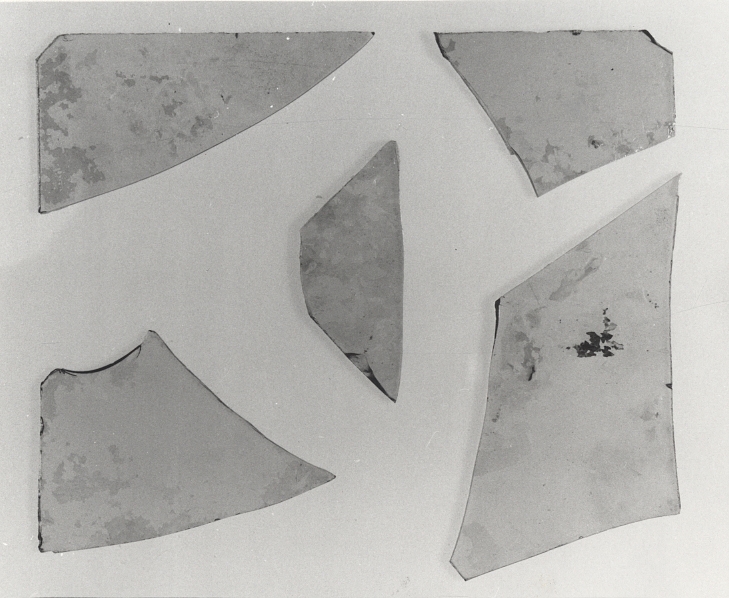 1/Fyndnummer: 34652 (7 skärvor)
2/       -"-           34929 (1 skärva)
3/       -"-           34888 (2 skärvor)
4/       -"-           25113 (1 skärva)
5/       -"-           34547 (3 skärvor)
6/       -"-           25137 (1 skärva)
7/       -"-           25137 (1 skärva)
8/       -"-           34952 (5 skärvor)Föremålets form: Skärvor