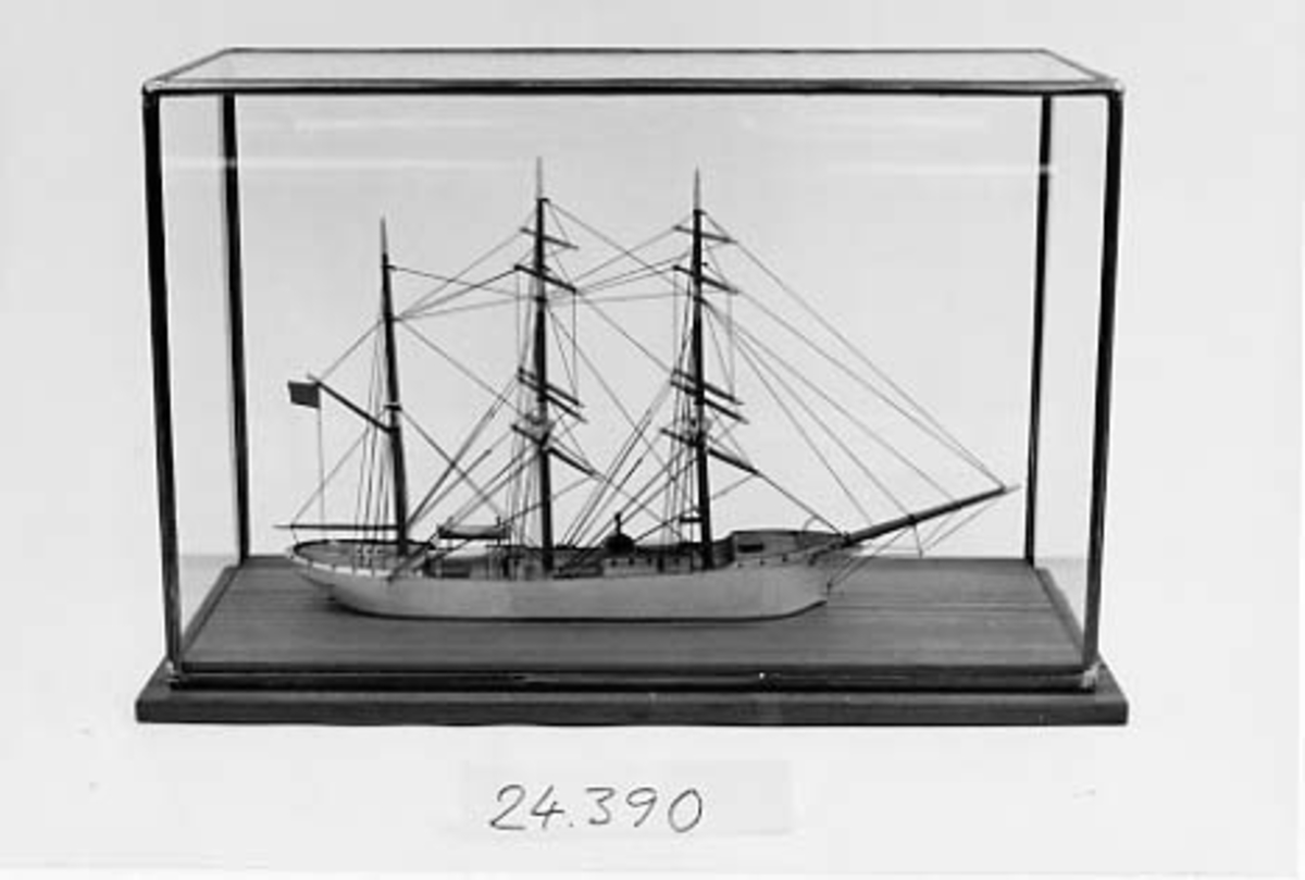 Modellen saknar segel. I monter.