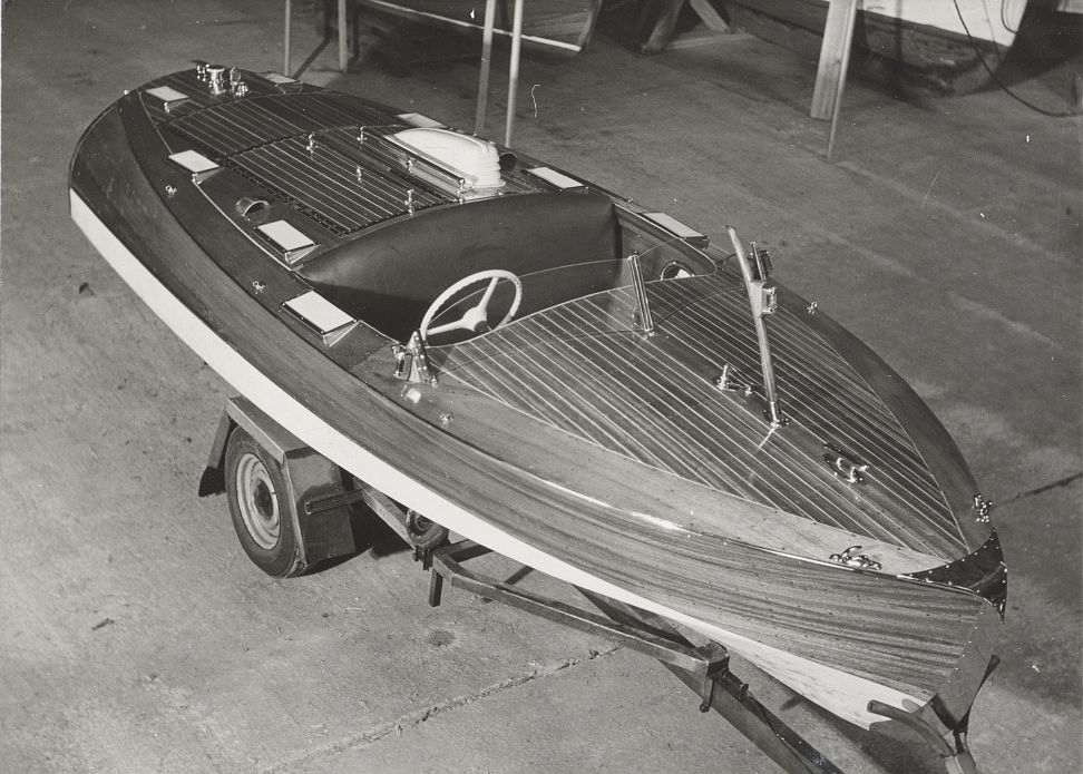 Chris Craft built in 1938 by Cris Craft Corporation, Algonac, Michigan, USA.

The Speed monster Mary Ann is of the Chris Craft brand and was imported to Sweden from the US in 1948. The buyer was Christian Amelm who loved fast boat and motor cars. The boat came to Sweden on a freighter and was unloaded in Frihamnen in Stockholm, where the headquarters of the family business Abba (dealing in tinned fish products), was located. Ameln gave the boat the name Makalös (Peerless) after one of the company's anchovy products.

At the time of her arrival, the Makalös was painted white with flames of fire on her sides, but after a few years this paintwork was scraped off and replaced with clear varnish. The Makalös was clocked at 42 knots with the Chrysler six-cylinder power plant she had when she came to Sweden. She was maintaind and stored at the Amlen's country house Särsö in the Stockholm archipelago. As early as 1918, the family had built the Abba Company were sent out to Särsö in spring every years to prepare the boats for the coming season.

When the boat came to the National Maritime Museum she had a 185 hp Chris Craft V8 engine.

The boat had by then had the name Mary Ann bestowed upon it. In 1951 it had been sold to Bo Lind, an engineer, who had its power plant replaced twice before his wife Margareta Lind, together with her children and grandchildren, donated it to the National Maritime Museum in 1982. 