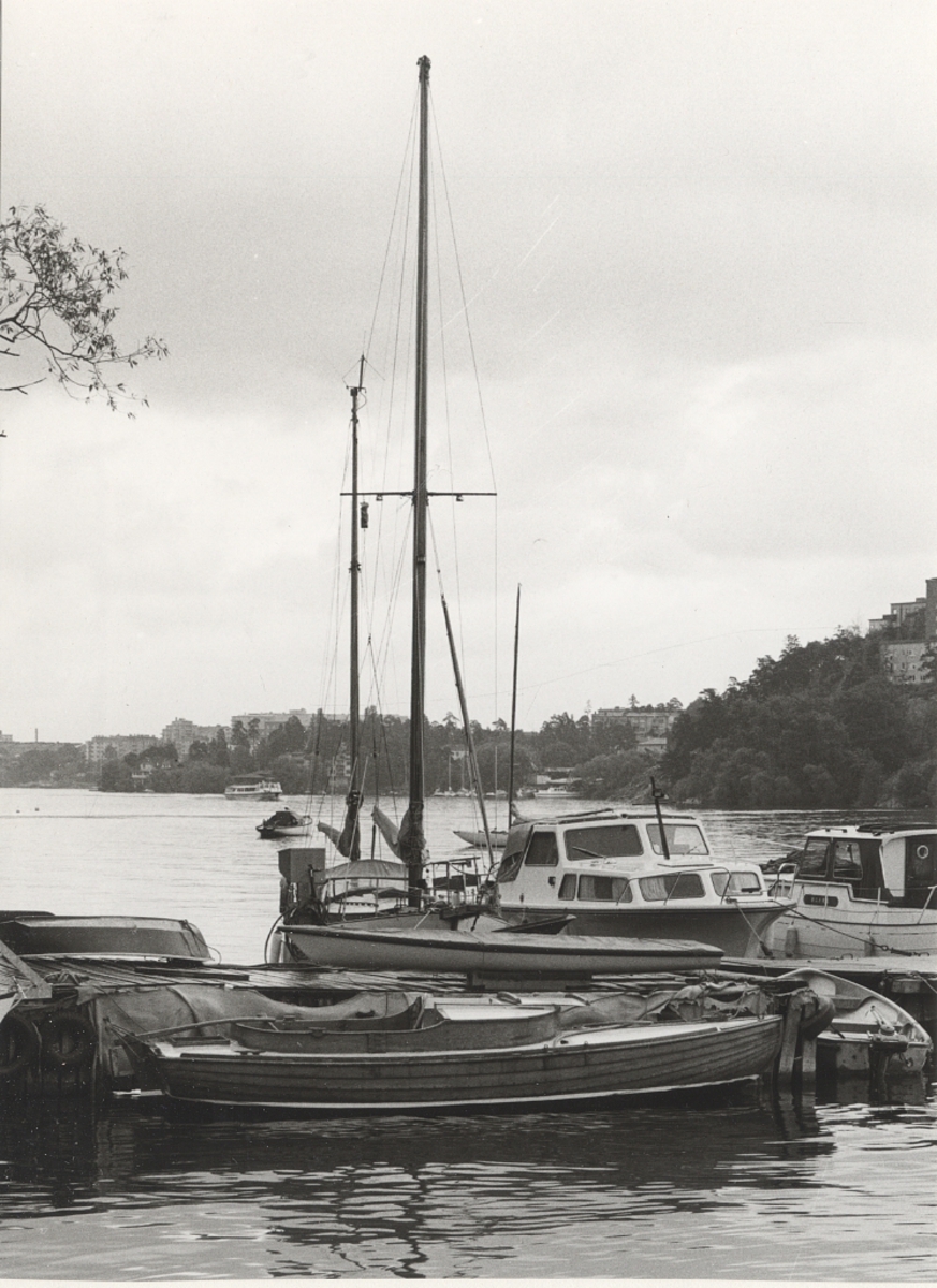 Plymsnäcka, SNÄCKAN
Klinkbyggd s k Plymsnäcka i furu. Längd 5,8 meter. Bredd 1,85 meter. Djupgående 1,1 meter. Deplacement 0,8 ton. Segel 17 kvm.
Inventarier
Mast m stag och vant L 9,44 m, bom, roder, rorkult, durk, 4st, toft. 1st, sittbänkar, 2st, bord, 2 delar, koj, 2st, durk, förpik 2st, paddel, bomstötta, fockskot, 1st, storskot, 1st, flaggstång, 1st, flagga, 1st, motorfäste, storsegel, 1st, lattor, 4st, fock 1st
Akterlucka saknas. sarg. 47 x 47 cm