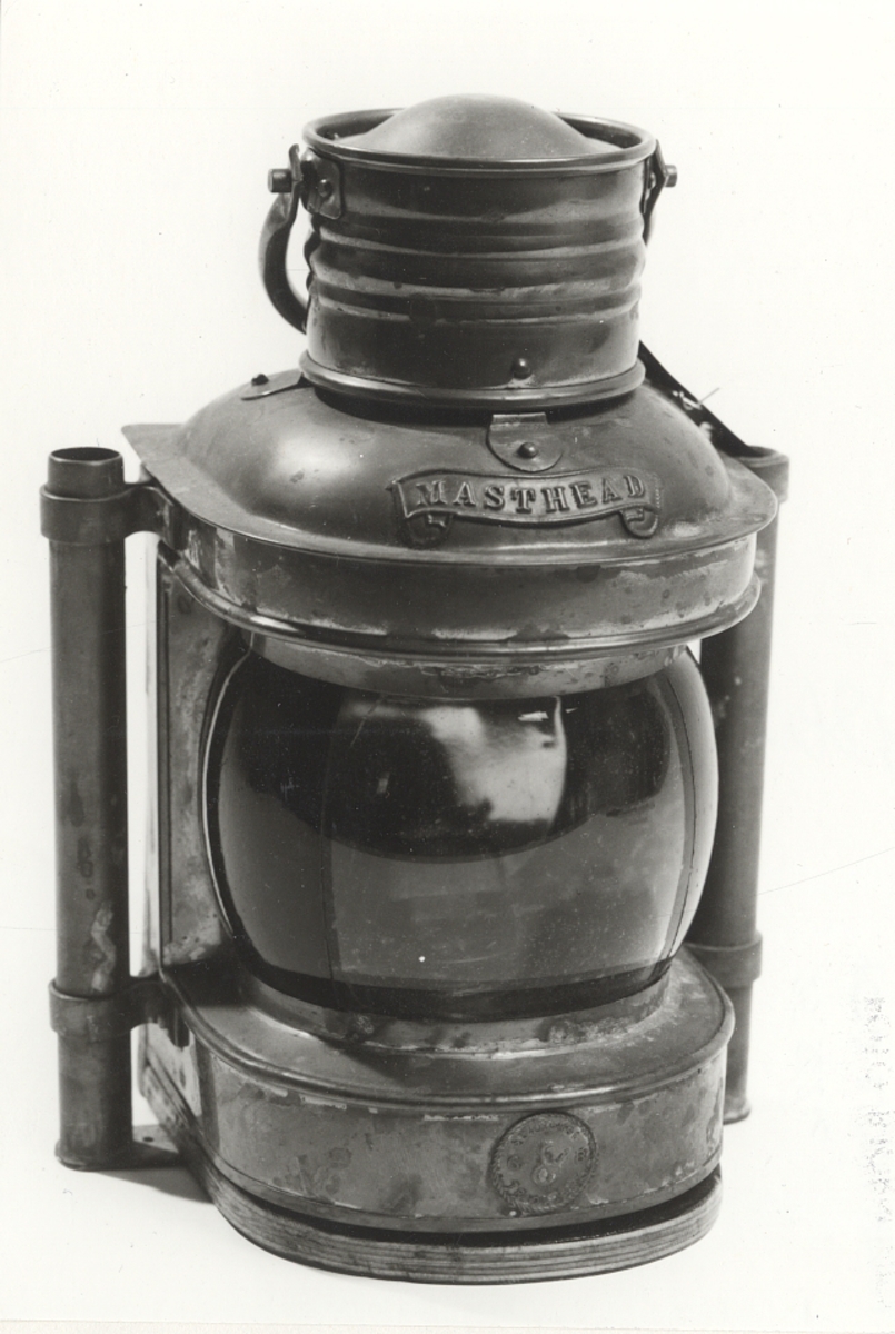 Har använts som akterlanterna och har därför övermålat glas för 135° lyssektor.Föremålets form: Sektorformad 225 grader