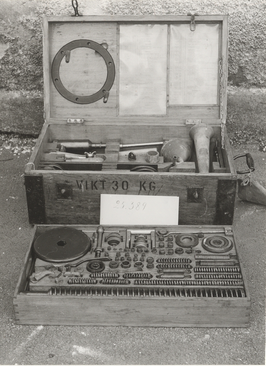 Reservdelslåda nr II med reservdelar, verktyg och tillbehör tiill kanon nr 21.