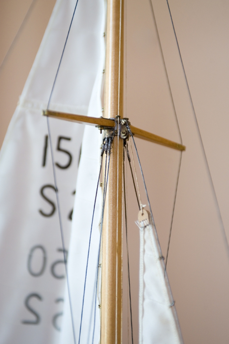 Modell av 150 kvadratmeters skärgårdskryssaren Lackawanna. Troligen tillverkad under 1950-talet då jakten Lackawanna tillhörde Original Odhner (Facit) och har varit placerad i företagets reception. Tyvärr vet vi inte vem som byggt modellen men kvaliten visar på en professionell modellbyggare.