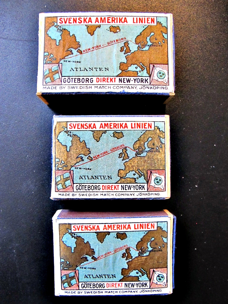 3 tändsticksaskar med tändstickor.

Etikett på askarnas ovansida: Bild visande linjesträckningen Göteborg - New York, text "SVENSKA AMERIKA LINIEN" "GÖTEBORG DIREKT NEW-YORK" "MADE BY SWEDISH MATCH COMPANY, JÖNKÖPING".  I bildens vänstra respektive högra nedre hörn svenska- resp. rederiflaggan.

Etikett på askarnas undersida: Blå med vit inramning och text "Swedish American Line Gothenburg - New York Only Direct Passenger Service Sweden - America Unsurpassed Accommodations."