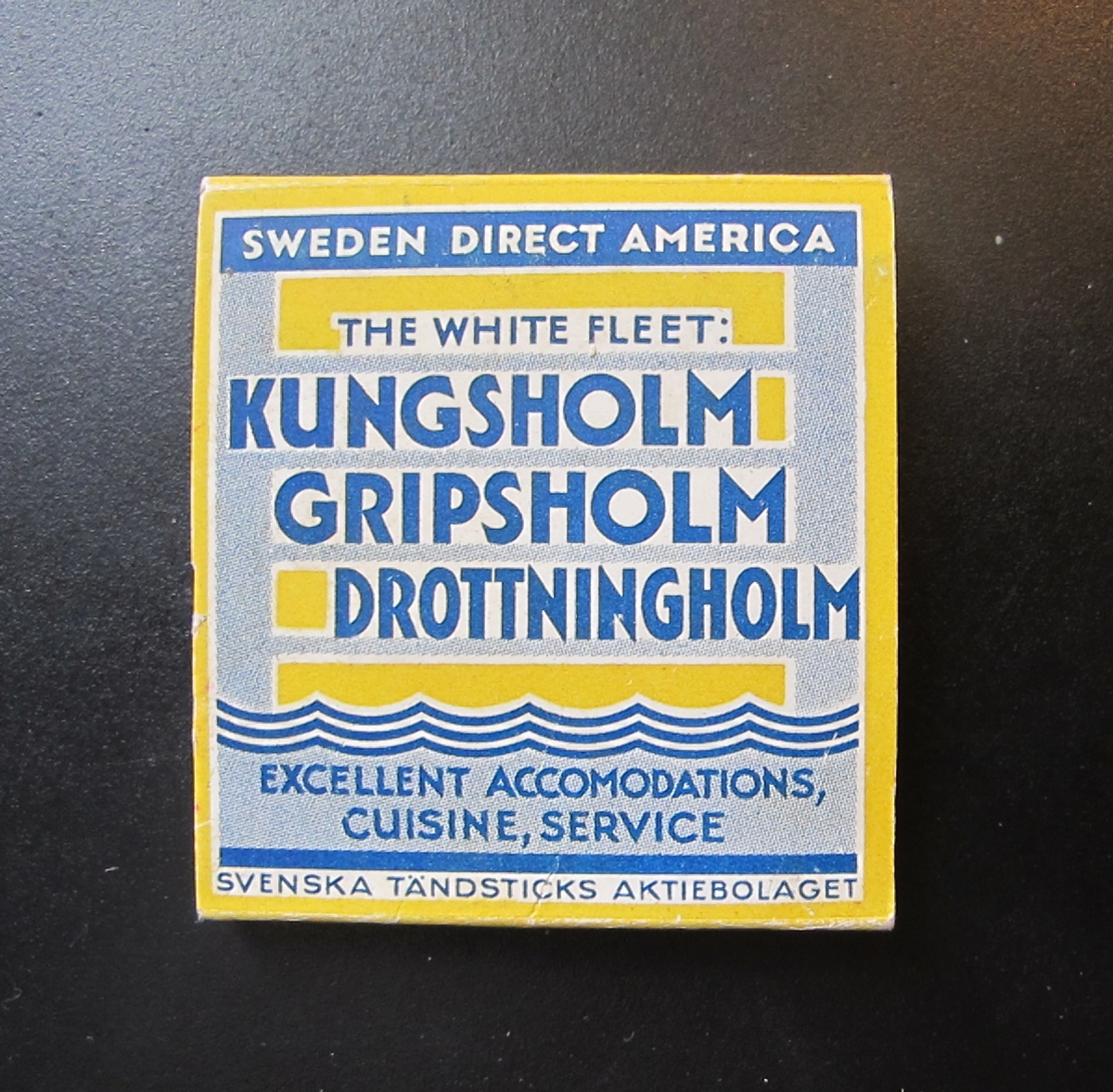 Reklamtändstickor i tunnt etui med tryck i gul bakgrund, ljus- och mörkblått bårder och text i mörkblå mot vit botten och vitt mot mörkblå botten, mörkblått vågmönster.

24 starkrosa platta tändstickor med gult plån.

Text: Framsida "PLEASURE CRUISES WINTER AND SUMMER" "S.A.L.". Baksida "SWEDEN DIRECT AMERICA" "THE WHITE FLEET: KUNGSHOLM GRIPSHOLM DROTTNINGHOLM" "EXCELLENT ACCOMODATIONS, CUISINE, SERVICE" SVENSKA TÄNDSTICKSAKTIEBOLAGET"Föremålets form: Rektangulär