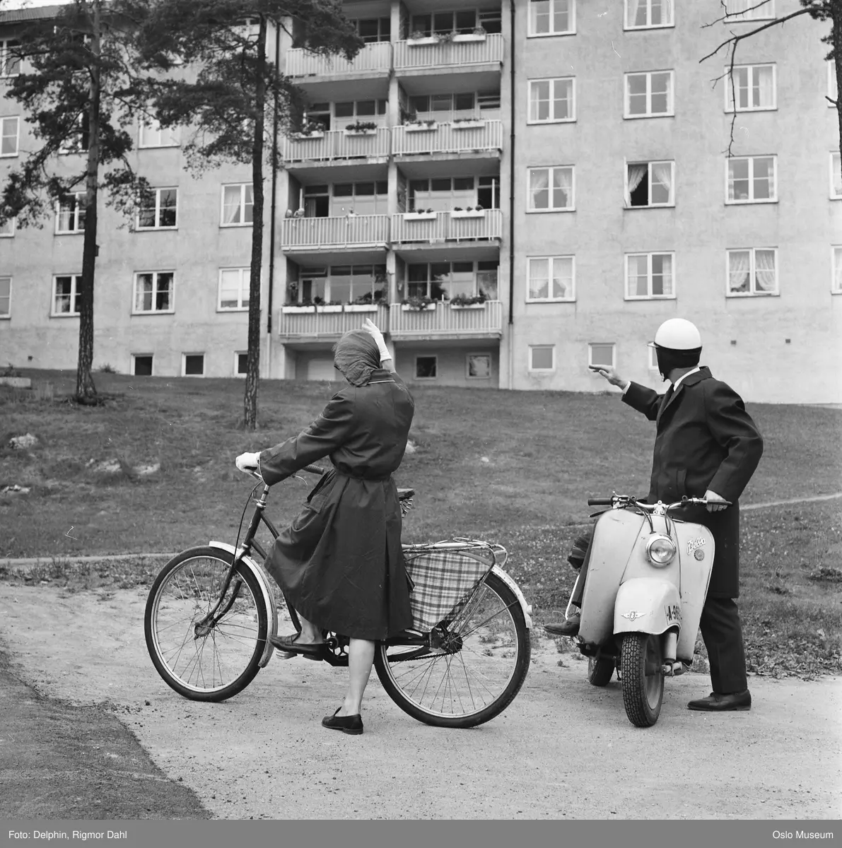 kvinne, arkitekt, sykkel, mann, Zündapp Bella scooter, boligblokk, veranda, barn