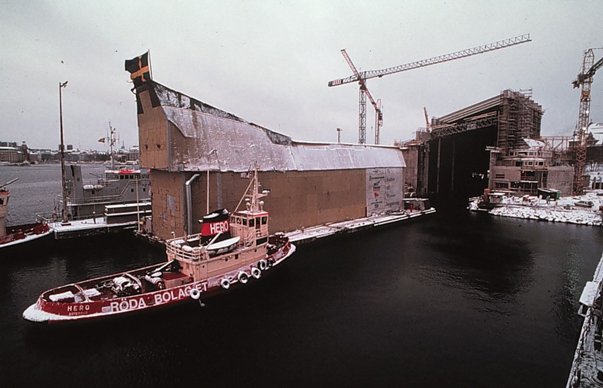 Vasa bogseras in i den nya museibyggnaden.