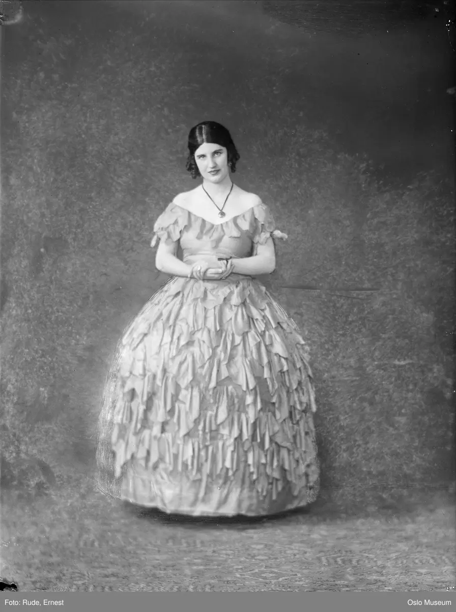 portrett, operasangerinne, stående helfigur, rollebilde, Amelia i Maskeballet kostyme