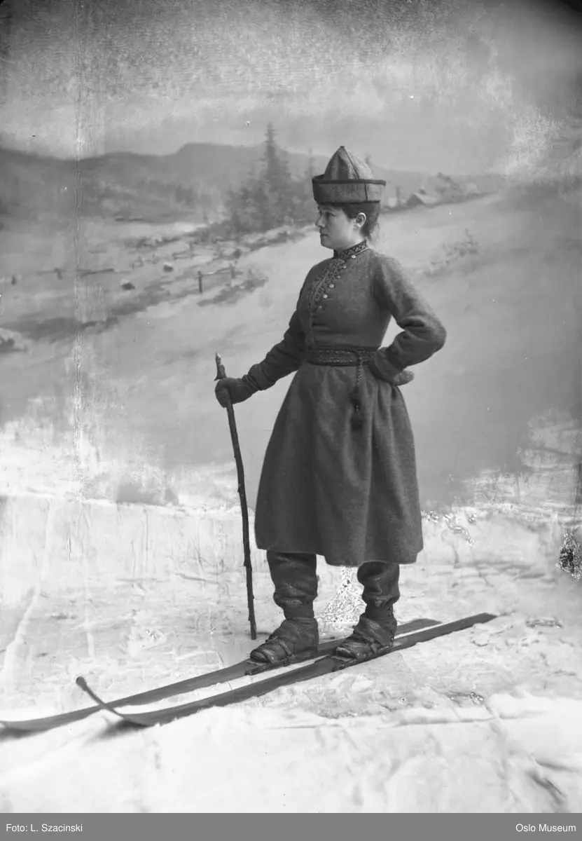 portrett, kvinne på ski, atelierdekorasjon, bakteppe: vinterlandskap