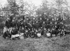 Fotografiet visar musikkåren vid kungliga Södermanlands regemente i Malmköping år 1893.