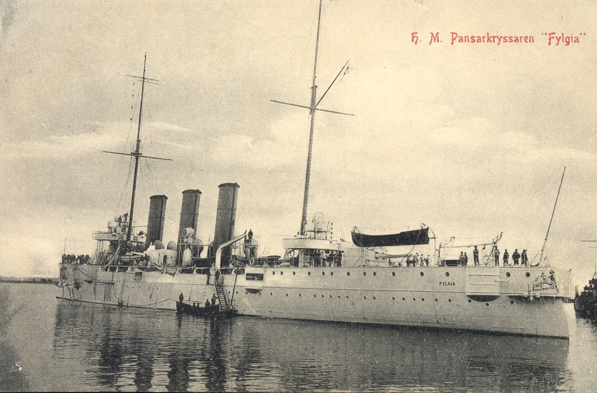 Pansarkryssare. Var före ombyggnaden 1939-1940 vitmålad med gula skorstenar. Kallades för "den vita svanen". Blev sedan gråmålad.