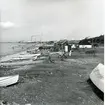 Utsikt mot norr omedelbart norr om kallbadhuset. I bakgrunden kopparverket. Stranden mot Öresund. Skåne, Malmöhus län, Råå.