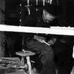 Neg nr 62. Nararna täljs av tallvirke med kniv.   Foto 6.8 (1962).