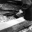 Neg nr 111. Från bordsbrädans överkant täljs bort med yxa. Foto 8.8 (1962).