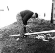 Neg nr 258, Relingslisten täljes med yxa ur en plankka. Foto 18.8 (1962).