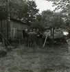 Planen och förrådsboden. Personerna fr.v. Christian Madsen, Henning Henningsen. Olof Hasslöf, Ole Crumlin-Pedersen och fru Madsen. Christian Madsens båtbyggeri. Foto N(ils) Nilsson aug (19)64. Danmark, Själland, Lynaes.