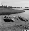 Småland. Kalmar län, Stranda härad, Ålems socken, Pataholm. Hamnen med småbåtar liggande i sina kåsar.