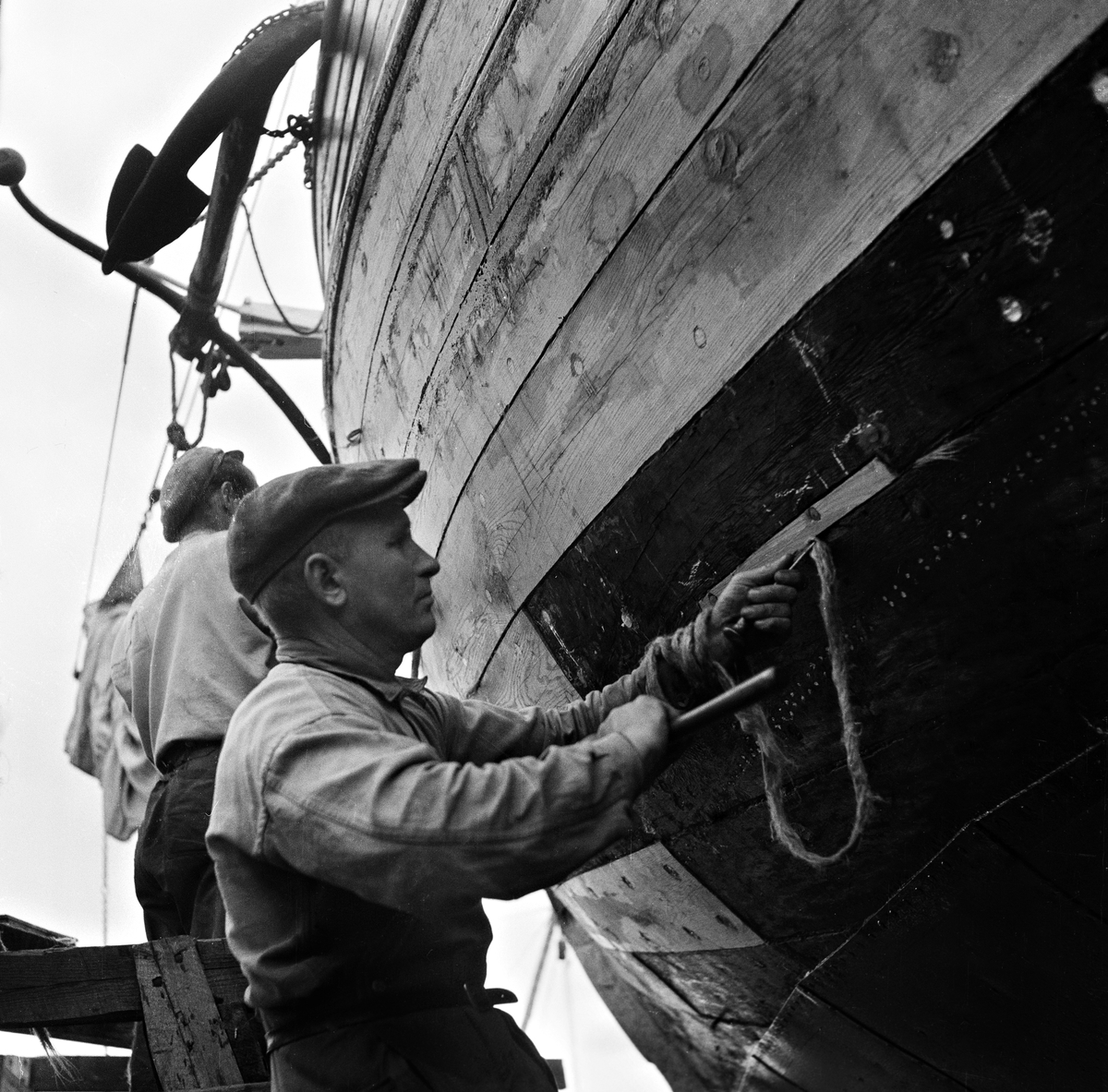 Småland, Kalmar län, Stranda härad, Döderhults socken, Saltvik. Motorgaleasen Ellen av Böda på slipen för reparation.