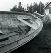 Kompositbyggd fiskebåt.
Hälsingland, Bergsjö tingslag, Jättendals socken, Mellanfjärden.