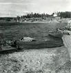 Fiskeläget med kapellet. I förgrunden på land forsbåt. Vid stranden eka, vid bryggan fiskebåt av äldre typ, byggd omkring 1912.
Ångermanland, Säbrå tingslag och socken, Lungön.